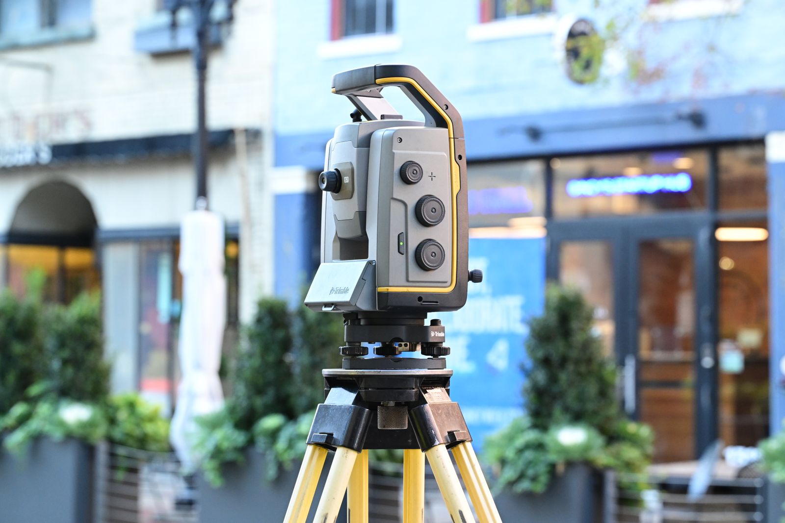 Ilustrativna fotografija: geodetski instrument na ulici
